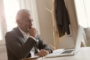 Quais são os desafios que o procurement precisa superar?