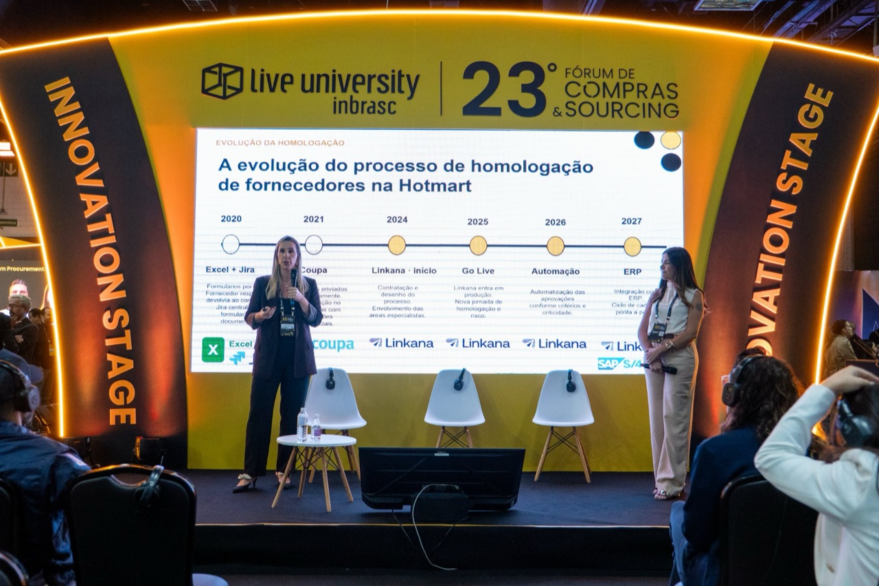 Débora Caruso e Ana Andrade, da Hotmart, no palco do 23º Fórum de Compras & Sourcing