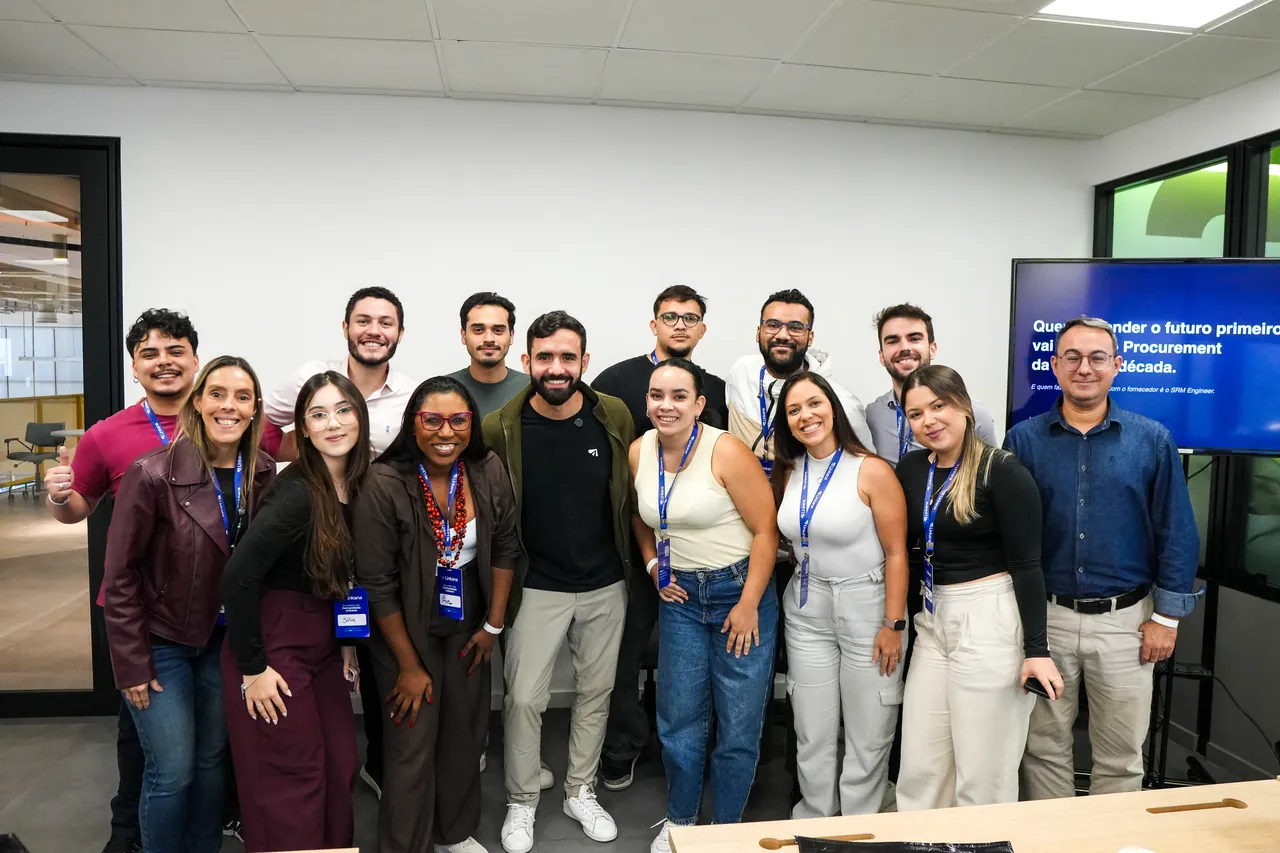Foto de grupo da Visita Vivo com o telão da apresentação ao fundo