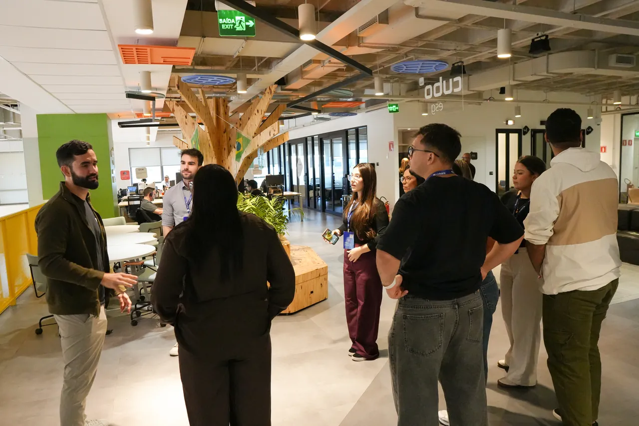 Convidados conversando no espaço do Cubo Itaú durante a Visita Vivo