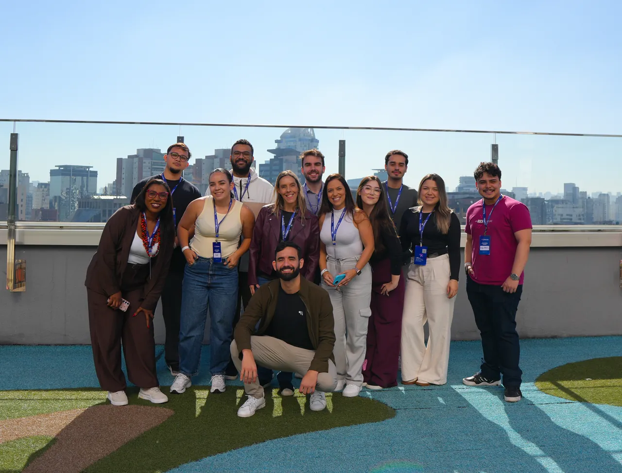 Grupo da Visita Vivo reunido no rooftop do Cubo Itaú com a paisagem de São Paulo ao fundo