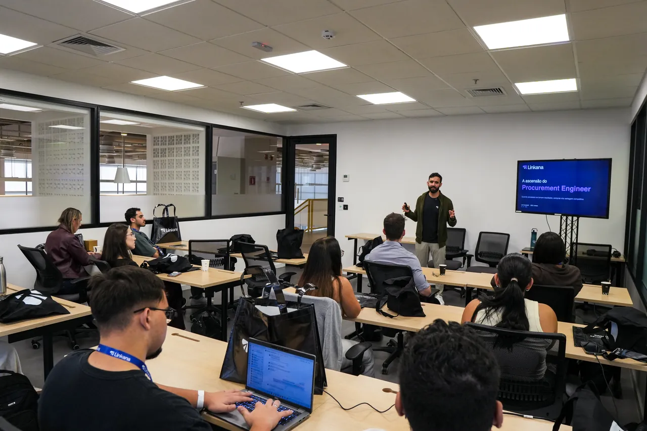 Leo Cavalcanti apresentando com o telão A ascensão do Procurement Engineer